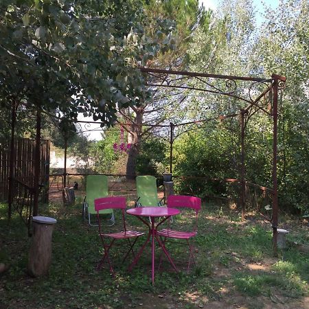 Roulotte Aux Peupliers Hotel La Tour-d'Aigues Bagian luar foto