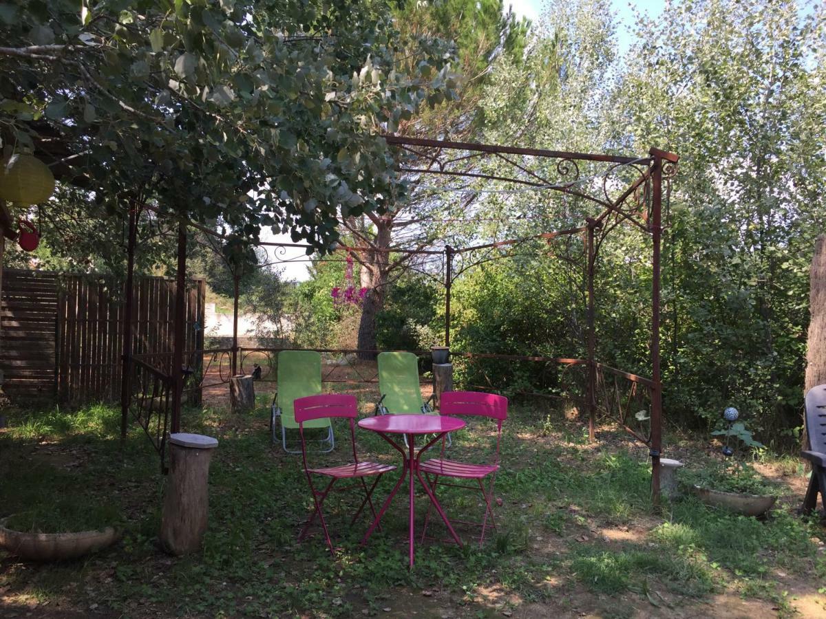 Roulotte Aux Peupliers Hotel La Tour-d'Aigues Bagian luar foto